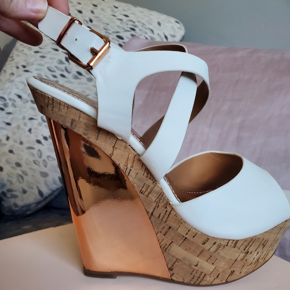 Shoedazzle White, Platform, Cork, Wedge Heels Adepero Size 9.5